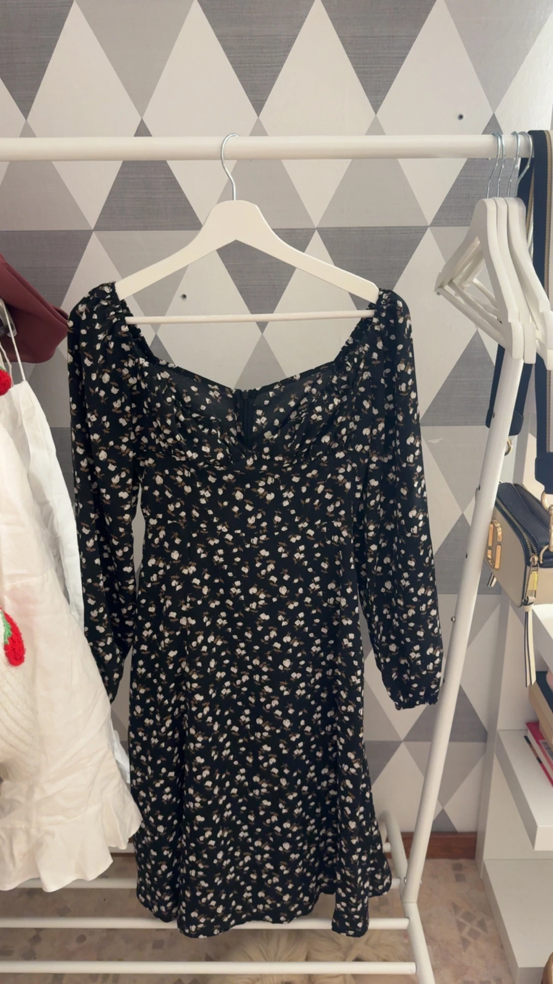 Svart blommig kortklänning med puffärm - 1