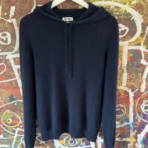 Soft goat hoodie  - Mörkblå soft goat Cashmire hoodie. Storlek M, passar S-M. Mycket fint skick. Bara att höra av sig till oss vid minsta funderingar😁