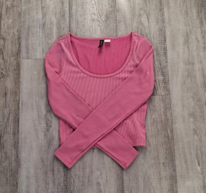 H&M Divided Rosa långtröja Storlek S - Säljer en rosa långärmad topp från H&M Divided. Toppen är ribbad med rundad halsringning .  Storlek S, Mycket sparsamt använd.