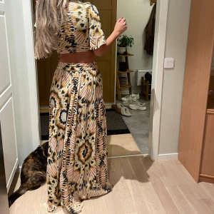 Mönstrad långklänning med cut-outs - Säljer en superfin maxiklänning!!  Ordinariepris 4000kr