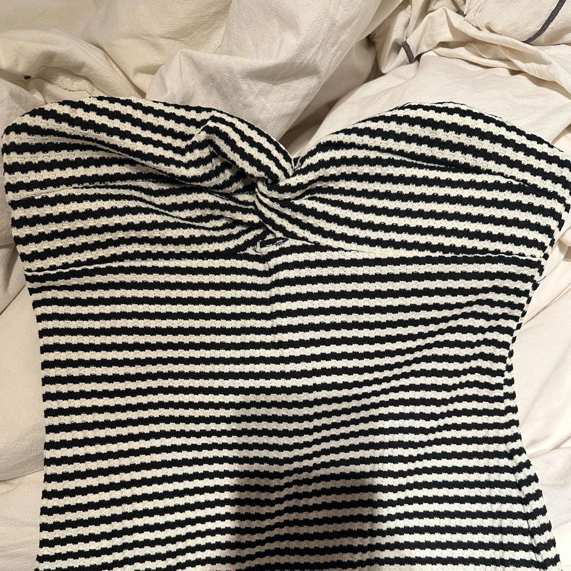 Randig axelbandslös klänning - 2