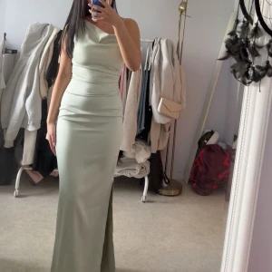 Adoore klänning - Jättefin ljusgrön klänning från Adoore. Den är oanvänd så prislapparna är kvar💚💚skriv för fler bilder privat☺️