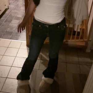 True religion jeans - True religion jeans i modell becca, jättefint skick använd några gånger säker även i svart också!