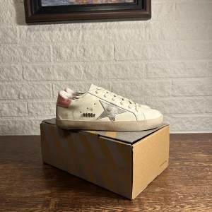 Golden Goose Superstar vit/rosa - Golden Goose Superstar sneakers i storlek 38!