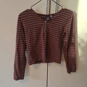 Randig topp - Supercool tröja från Beyond retro! Dragkedjan där fram saknar "hållare". Använd fåtal gånger