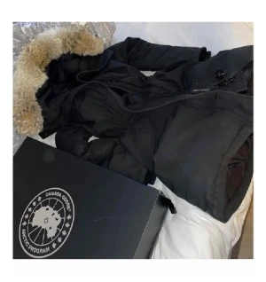 Canada Goose Rossclair parka - Säljer nu min fina vinterjacka från CG i modellen rossclair, säljes pga att den inte kommer till användning. Den är i storlek S men går att justera i midjan till både mindre och större. Självklart äkta, kvitto finns. Säljs på Johnells för 16 749 💙pris kan diskuteras vid snabb affär! 