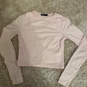 Långärmad topp  - Säljer en stilren babyrosa långärmad topp från new Yorker 