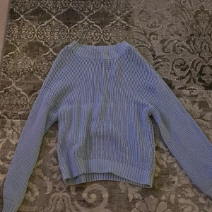 Ljusblå stickad tröja  - Säljer en ljusblå stickad tröja från C i storlek XS. Tröjan har grovstickad struktur, rund hals och ribbade muddar vid hals, ärmslut och nederkant. Perfekt för dig som gillar chill och enkel stil med lite oversized känsla.