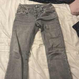 Grå jeans från LTB med raka ben - Trendiga gråa ltb. Aldrig använda🍒