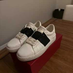 Valentino Garavani Open  - Sparsamt använda, dustbag, certifikat och box ingår. Skickar samma dag 😄Om priset inte passar kom med bud! 