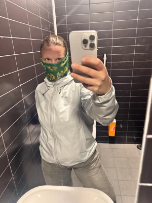 Vit vindjacka från Arc'teryx Coelle - Snygg vit vindjacka från Arc'teryx med huva och hel dragkedja framtill. Jackan har svarta snören vid huvan och stilrena paneler i ljusgrått. Perfekt för dig som gillar clean och sportig look. Materialet är lätt och syntetiskt, designad för att stå emot vind. - Enda skavanker den har är att den pyttelilla resåren på höger armslut är töjd men inget man märker av direkt. - Nypris 4499:- Pris kan diskuteras och jag kan mötas upp på Södermalm i Stockholm om så önskas. Skickar mer bilder om du vill :)