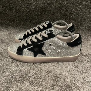 Golden Goose Skor  - ‼️VI TAR EJ BYTEN‼️Golden Goose ”Superstar” sneakers | Skick: 9/10 | Storlek 38 sitter större 38,5-39 | ingår skopåse & skobox. | Fraktar inom 24H efter köp på köparens bekostnad 📦💨 | Hör av dig vid minsta fråga eller fundering 💭
