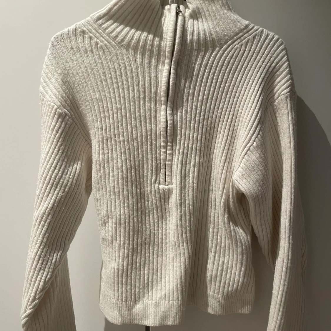 Vit ribbad stickad half zip tröja - 1