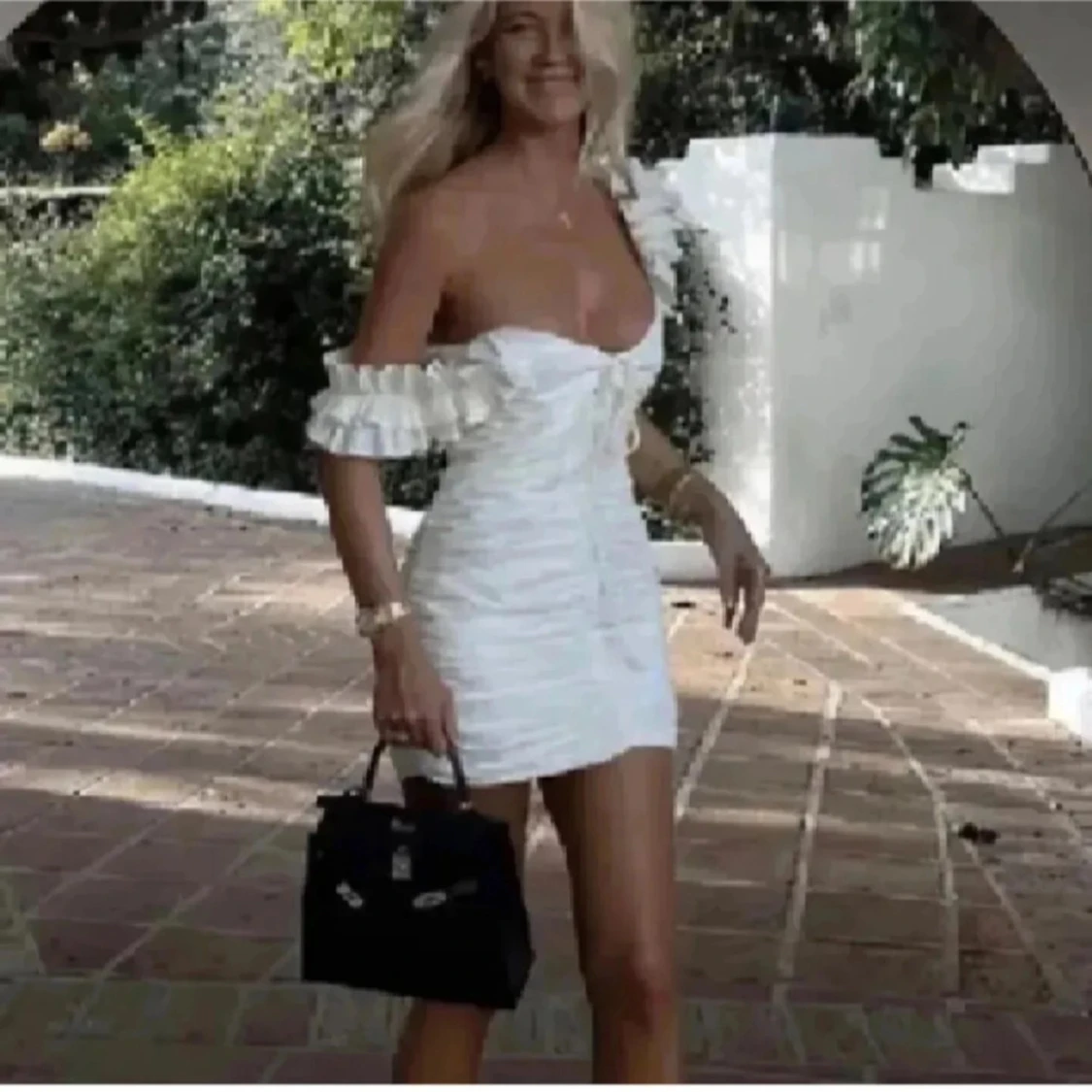 Vit kort klänning med volangdetaljer - 1