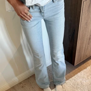 Levis superlow bootcut jeans - Levis superlow bootcut jeans. Stl W23 L32. 💕💕Superfint skick, nästintill nya. Midjemått 33cm Innerben 78 cm