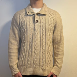 Stickad tjock tröja  - Säljer den här väldigt snygga stickade tjock tröjan i storlek L men skulle även kunna passa M, tröjan är tjockt stickad så den är varm  men är även väldigt mjuk och skön. Priset är inte fast utan går att diskutera!