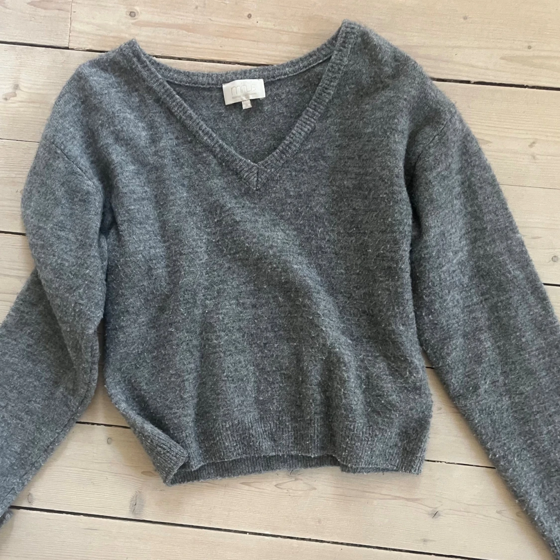 Grå stickad v-ringad tröja  - 2