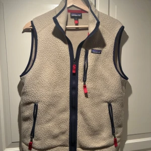 Beige fleeceväst från Patagonia - Fleece-väst  från Patagonia, fint skick och passar perfekt för denna årstid! Lager på lager samt outdoor häng! Vid frågor eller funderingar är det bara att höra av er :)) fler bilder kan självklart ordnas vid önskan
