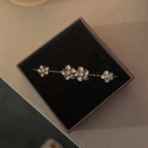Silver armband  - Säljer mitt fina armband från IOAKU med blommor. Jättefint armband som jag säljer pågrund utav att jag bytt till guld 