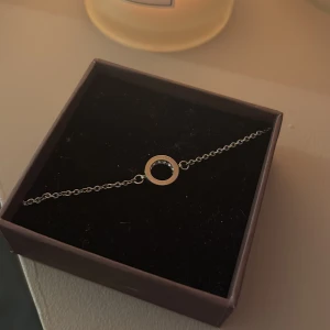 Edblad armband  - Säljer mitt silverarmband med stenar runt i cirkeln. Säljer pågrund utav att de inte kommer till användning. 