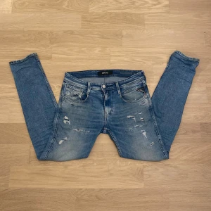 Replay Anbass  - Tjena! Säljer nu dessa replay anbassen. De har vart använda ett tag nu och syns på knäna. Skick 7/10! Pris 399kr! Hör av er vid frågor eller funderingar!