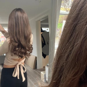 Topp med knytning i ryggen - Beige långärmad topp med knytning i ryggen. Mycket bra skick!🫶🏼