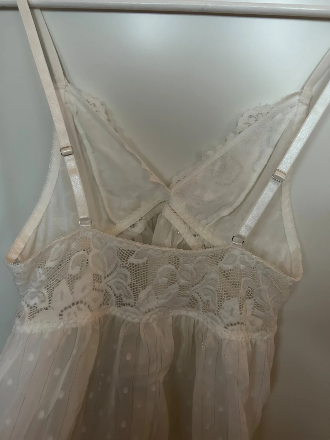 Vit spets nattlinne  med prickigt tyg - 3