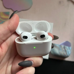 AirPods gen 3 - Fungerar bra! Skalet ingår om man önskar. Max ljudet är lite lägre än nyskick. 