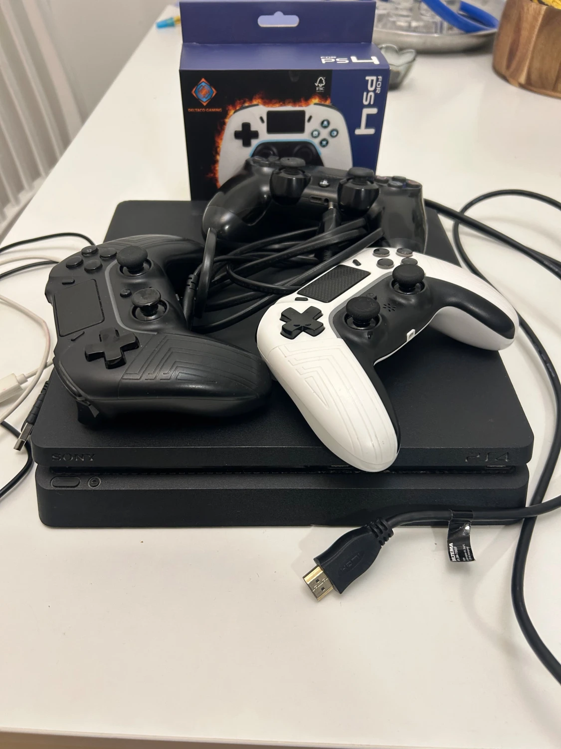 PlayStation 4 med 3 handkontroller