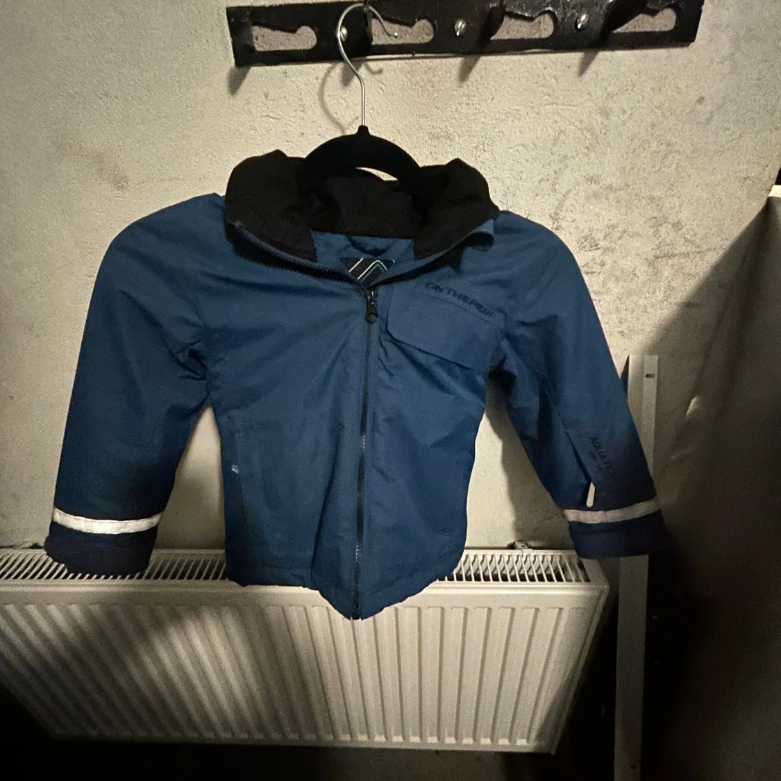 Blå vindjacka från On The Peak