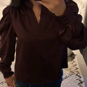 Vinröd blus - En superfin vinröd blus som passar perfekt nu när vi går in i vintertid och juletid🥰