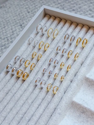 Örhänge i sterling silver med 14k guldplätering (Priset gäller 1 par) - Minimalistiska örhängen i sterling silver i guld och silver. Pläterade med 14k guld eller platina beroende på färg. Örhängena finns i storlekarna 8mm, 10mm, 12mm och 14mm. 3 modeller har cubic zirkonia stenar och finns i 10mm, 12mm, 14mm i både silver och guld. . 20% rabatt vid köp av 2 eller fler!