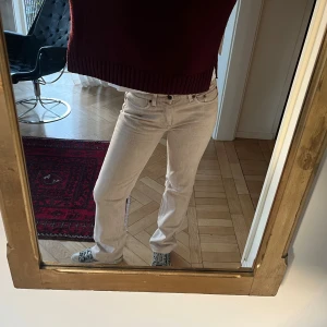 Acne jesns - Så snygga Acne jeans. Beige färg, bra skick! Har lagt upp så dem passar mig som är 165cm. 