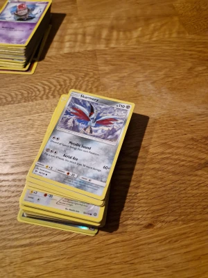 Pokémonkort silvriga  - Samling med Pokémonkort där Skarmory är i fokus. Perfekt för dig som älskar Pokémon och vill utöka din kortlek eller börja samla. Färgglada kort med coola illustrationer och spännande attacker – en hit bland unga samlare och spelare!