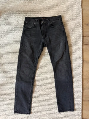 Nudie jeans ”Lean Dean” W30 L30 - NYSKICK! Skitsnygga modellen ”Lean Dean” ifrån Nudie jeans. Använda endast en gång! Nypris 1599kr.