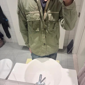 Grön overshirt från Abercrombie & Fitch - Asfet Abercrombie overshirt/tunnare field jacket. Passar till allt och har en fet mintgrön färg. Väldigt enkel att styla och skapa snygga fits med. Skicket är som nytt, så tveka inte att höra av dig 😊 Passar dig mellan 183-193 :)