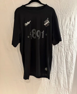  AIK SMOKINGLIRARE tröja Ayari 45 - Svart Aik tröja, SMOKINGLIRARE edition med Ayari #45 tryck på ryggen. 