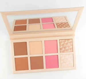 CAIA summer multi use palette in Light to Medium - Säljer Caia palette som är superpopulär går ej att få tag i längre. Ny pris var 695 kr. Har knappt använts. Innehåller bronzer, rouge och highlighter.