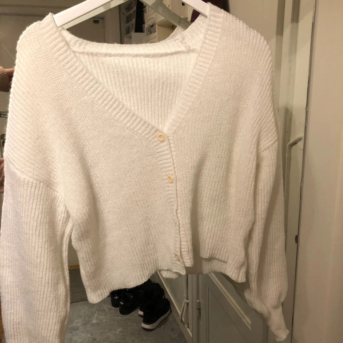 Vit stickad kofta med små knappar - 1