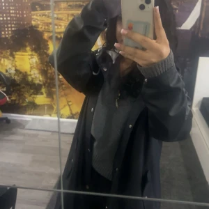 Mörkgrå stickad v-ringad tröja  - Mysig mörkgrå stickad tröja med v-ringad hals och breda ribbade muddar vid ärmslut och nederkant. Perfekt för dig som gillar enkel och stilren design. Passar dig som vill ha en klassisk look med lite loose fit.