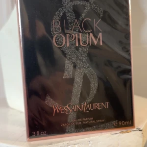 YSL Black Opium Eau de Parfum - Black Opium från YSL, Eau de Parfum, 90 ml. Helt oöppnad, fick fel parfym i present.