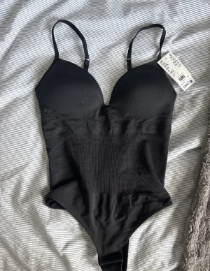 Body HM - Slutsåld Body frpn H&M. Oanvänd, med prislappar kvar💕