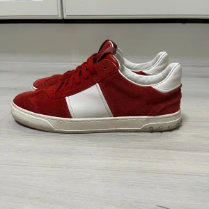 Valentino flycrew - Tja! Säljer nu mina riktigt feta Valentino Flycrew i mocka i färgen röd i storlek 41, dem är i jättefint skick, inga deffekter, inget og ingår bara skorna, 2 nitar saknas 1 på varje sko, skriv om ni har några frågor eller funderingar, skicka om ni vill ha fler bilder på dem!!🙌🙌🙌