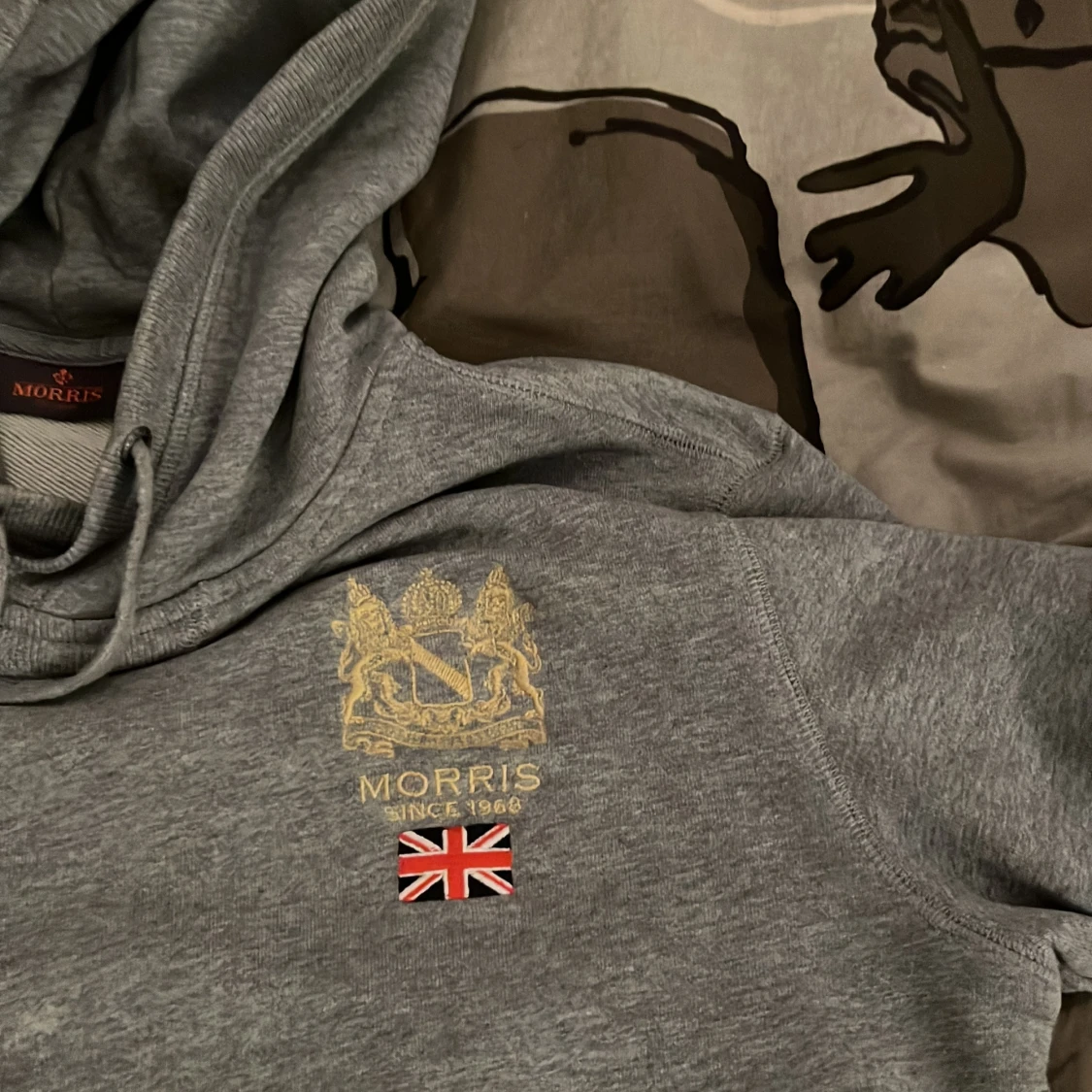 Grå hoodie från Morris med tryck - 2