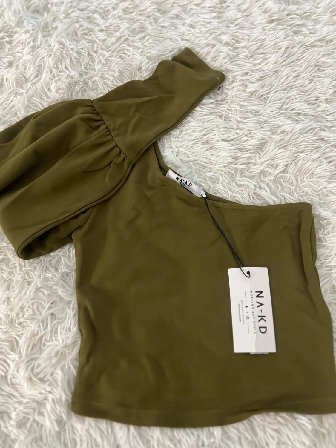 Khakigrön oneshoulder croppad topp NA-KD - 2