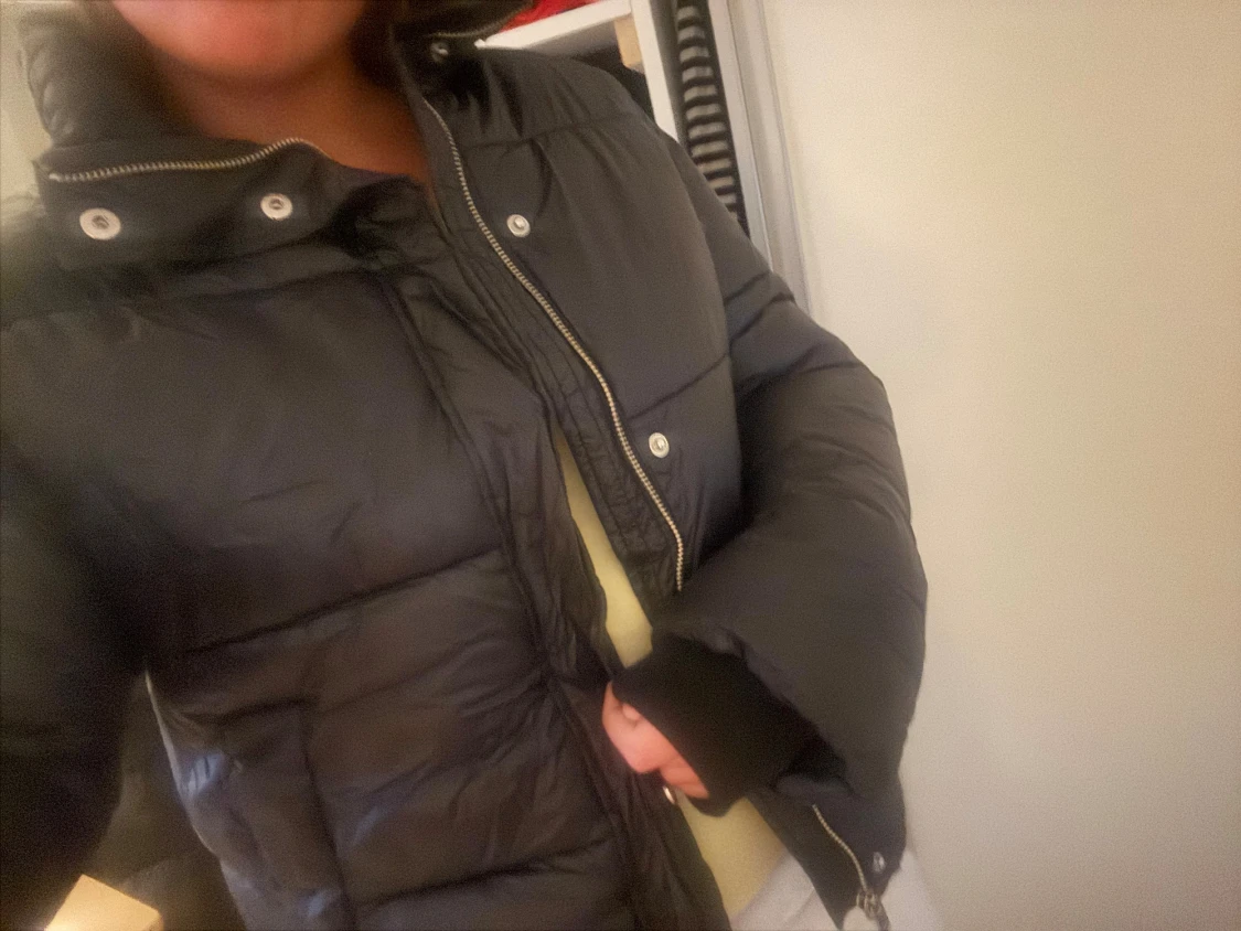 Svart pufferjacka med hög krage - 1