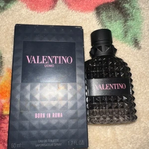 Valentino Uomo Born In Roma 50ml TOM - Valentino Uomo Born In Roma Eau de Toilette, 50 ml. Tillverkad i Frankrike. Snygg och modern design som sticker ut och passar perfekt för dig som vill ha något exklusivt i din samling. Tom