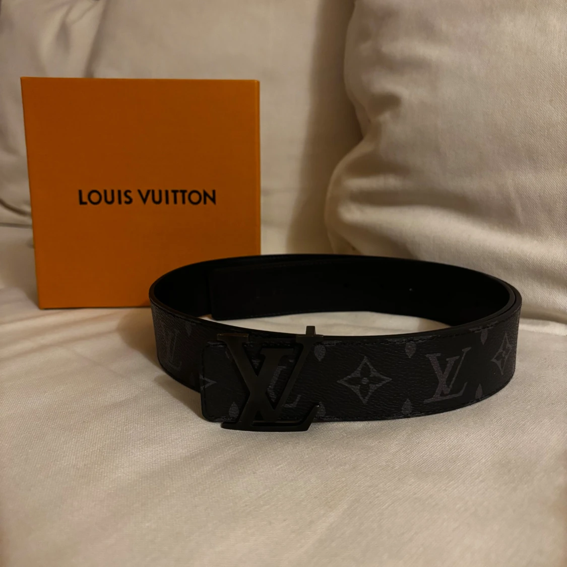 Svart bälte med monogram