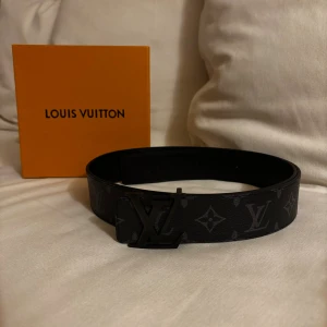 Svart bälte med monogram - Säljer ett svart monogram bälte med två sidor. Nästan helt nytt använt kanske 1-5 gånger, säljer billigt på grund av att kvitto saknas. Om ni har några frågor ni undrar över komm pv!