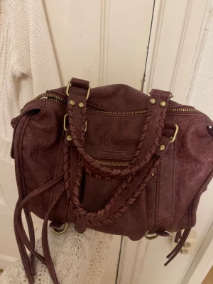 Vinröd handväska med flätade detaljer - Vinröd handväska!!❤️